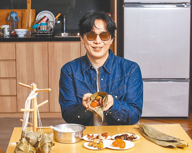 蕭煌奇47年來第一次體驗包粽子。（鄧博仁攝）