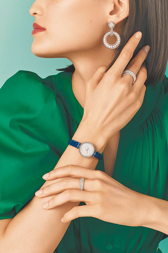 梵克雅宝perlee金质圆珠出现在perlee pearls of gold、Perlee couleurs等系列珠宝当中。（Van Cleef & Arpels提供）