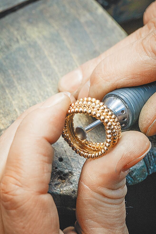 梵克雅宝珠宝传承古老金质圆珠珠宝工艺并发挥光大。（Van Cleef & Arpels提供）