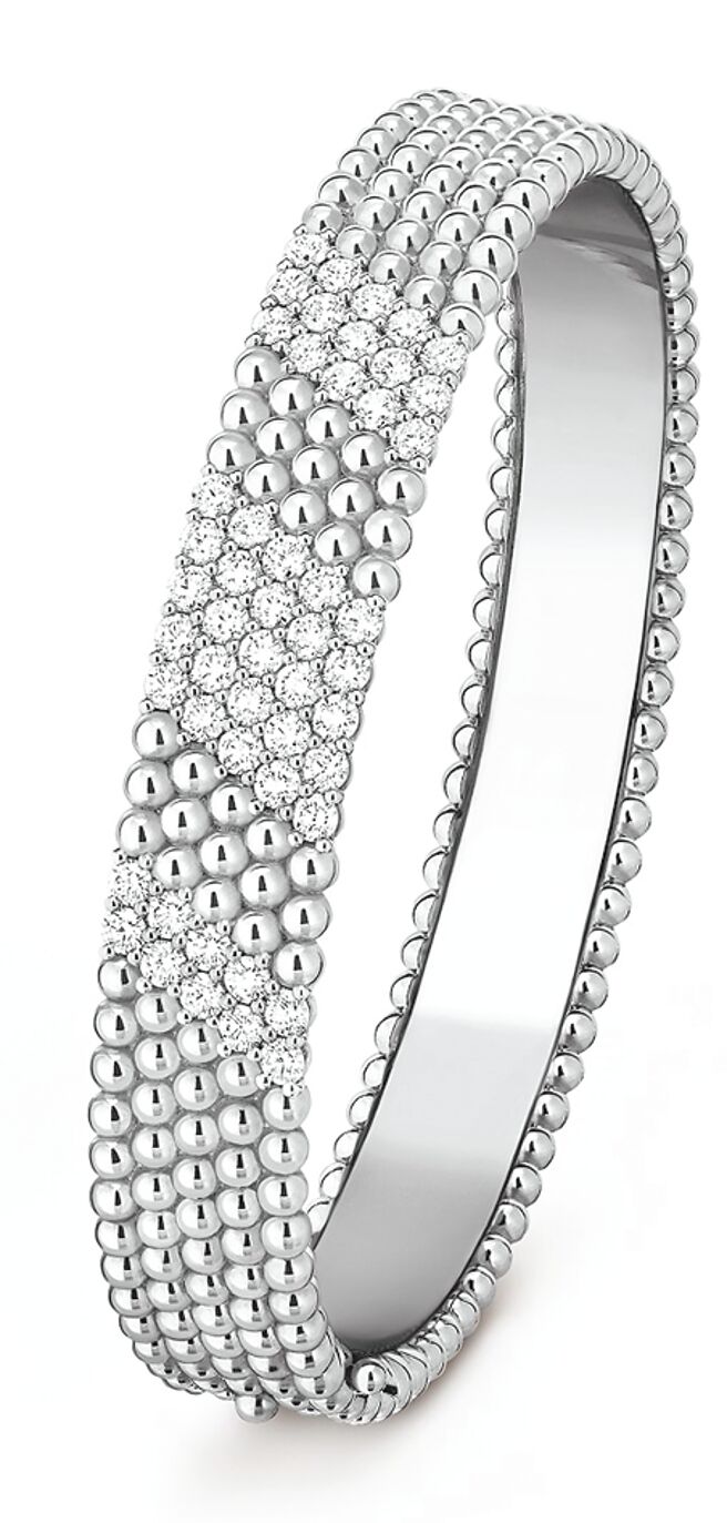 梵克雅宝Perlee diamonds白K金镶钻手鐲。（Van Cleef & Arpels提供）