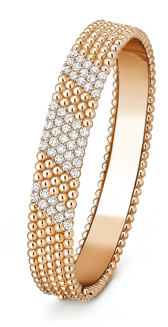 梵克雅宝Perlee diamonds玫瑰金镶钻手鐲。（Van Cleef & Arpels提供）