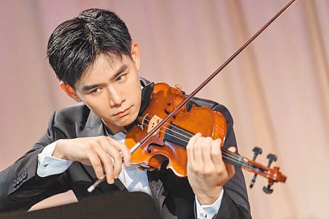 小提琴界男神李齐受邀前往欧洲德国、奥地利等地巡迴演出，吸引大批听眾到场，现场座无虚席。（海洋艺术提供）