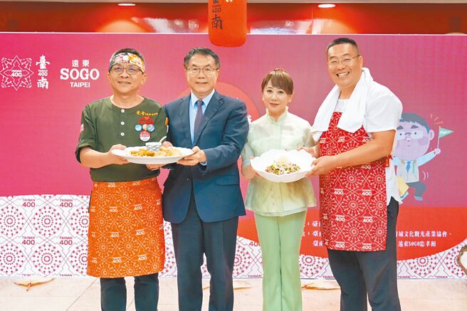 远东SOGO忠孝馆「台南美食文化节」即日起登场，台南市长黄伟哲（左二起）、SOGO董座黄晴雯与米其林主厨合影。（远东SOGO提供）