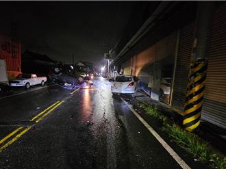 彰化轎車深夜自撞翻覆橫躺路中央   駕駛受傷：我恍神