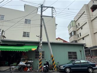 大里電線桿傾斜相「依偎」民眾心驚驚！台電揭露真相
