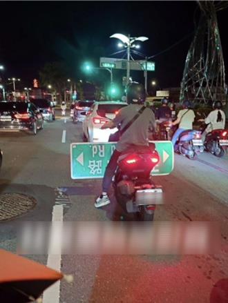 我「载」五甲二路上！公务员骑车带路牌 结果惨了