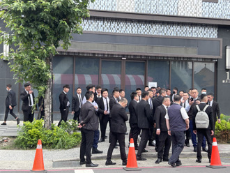 天道盟发起人吴桐潭移灵至基隆　15辆总价破亿超跑车队护送