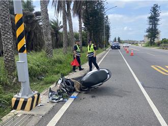 澎湖雙載機車自摔撞路燈　2男重傷送醫命危