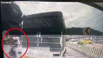 影》恐怖13秒！「走山瞬間」騎士鑽車縫逃命 小貨車遭土石吞噬