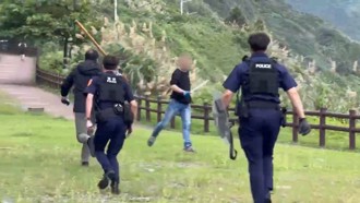基隆外木山男子持刀遭警圍捕！民眾喊：開下去就對了！