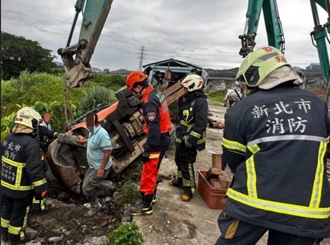 工程堆高機翻覆！駕駛腿部遭壓　消防協助脫困送醫