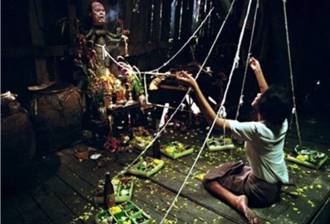 獨》遭酒店紅牌女友下蠱、床貼邪咒！富商染怪病「鬼門關前走一遭」