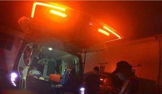 男子家中跌倒 九旬父無力攙扶出門攔車求救