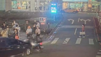 影》轎車失控衝向人群 萬芳醫院前車禍 撞飛騎士路人9傷