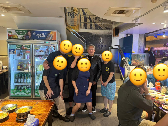 网友捕获黄仁勋现身北市热炒店。（取自爆废1公社）