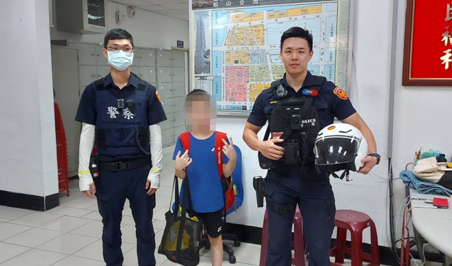 因為不想上學跟母親大吵一架，9歲男童竟離家出走，所幸被警方尋獲平安返家。（翻攝畫面）
