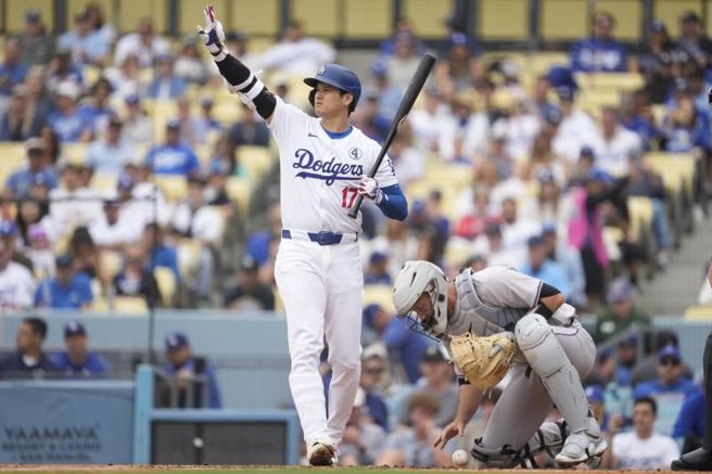 道奇打者大谷翔平向垒上跑者发讯号。（美联社）