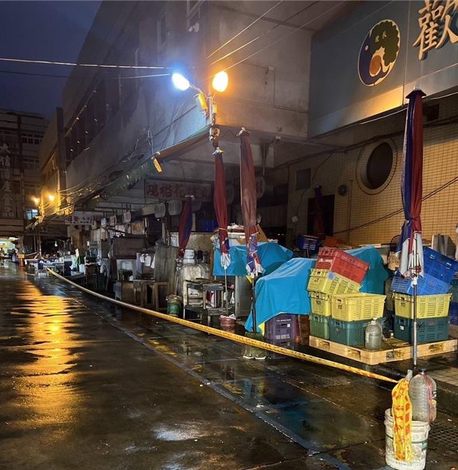 2024年6月3日澎湖縣／澎湖首見市場清消，北辰市場3日休市清消，2日晚就拉起警示線標示，提醒勿進入清消區域。（馬公市公所提供／許逸民澎湖傳真）