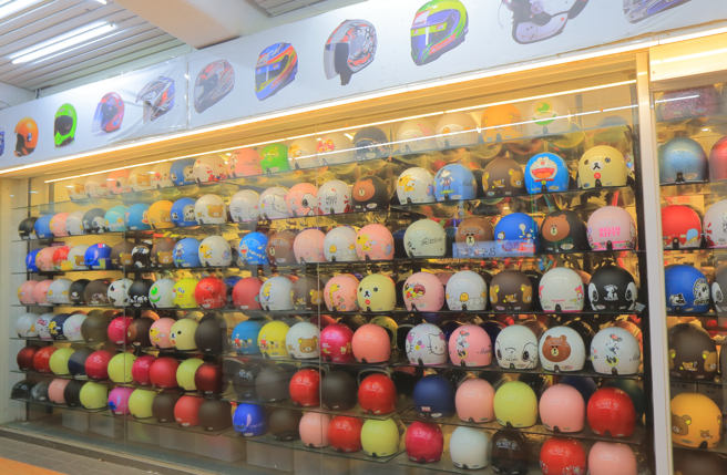 安全帽店大多开在转角三角窗位置。（示意图，shutterstock／达志）