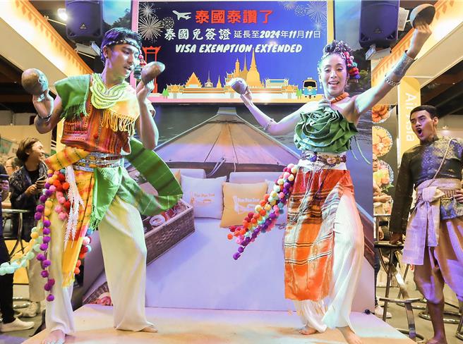 泰国延长对台湾观光免签，掀起一波旅游热潮，国际旅展的摊位上，泰国观光局请来身穿传统服饰的舞者表演舞蹈。（粘耿豪摄）