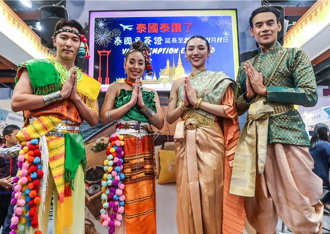 国际旅展的泰国摊位上，泰国观光局请了身穿传统服饰的舞者到场助阵。（粘耿豪摄）