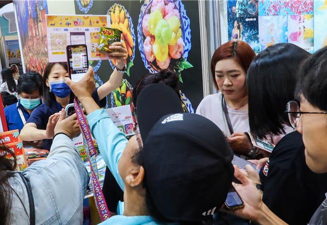 民眾在旅展期间，赴泰国观光局摊位，加入会员并玩游戏可得到小礼物。(粘耿豪摄)