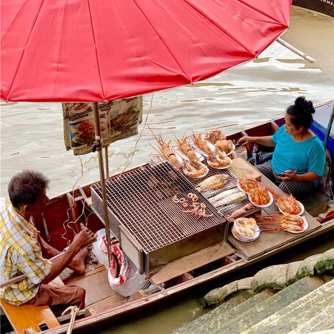 KKday针对旅展，在泰国旅游部分，祭出「曼谷美功铁道＆水上市集1日游」买一送一优惠。(KKday提供)