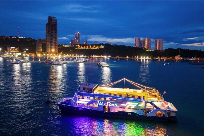 易飞网推出「泰便宜、精彩曼芭6日」，旅客可享受All Star全明星号游轮环游芭达雅海湾等行程。(易飞网提供)