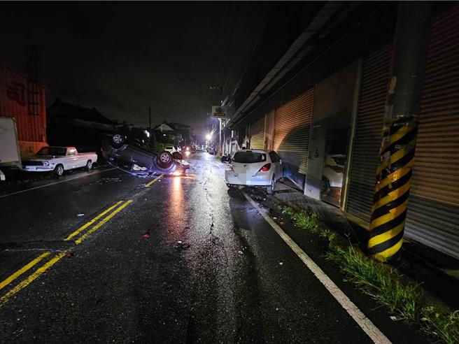 昨晚10時許，1輛由21歲吳男所駕駛的轎車，行經彰員路2段，往彰化方向行駛時，自撞路邊停放的白色自小客車後翻覆，遭撞的車輛則衝進民宅，造成民宅鐵捲門受損，肇事駕駛受傷送醫。（民眾提供／葉靜美彰化傳真）