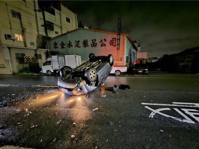 昨晚10時許，1輛由21歲吳男所駕駛的轎車，行經彰員路2段，往彰化方向行駛時，自撞路邊停放的白色自小客車後翻覆，遭撞的車輛則衝進民宅，造成民宅鐵捲門受損，肇事駕駛受傷送醫。（民眾提供／葉靜美彰化傳真）