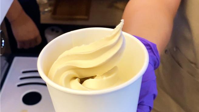 「豆浆霜淇淋」，使用原味豆浆和池上米麸制成，口感绵密滑顺、豆米香气浓郁，成功掳获游客味蕾。（萧嘉蕙摄）