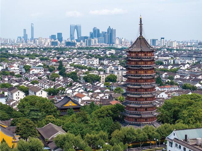 有大陆「最强地级市」之称的苏州2日发布房市新政策，包含全市不再审核购房资格、购买并实际居住者可申请落户等16条措施。（新华社）