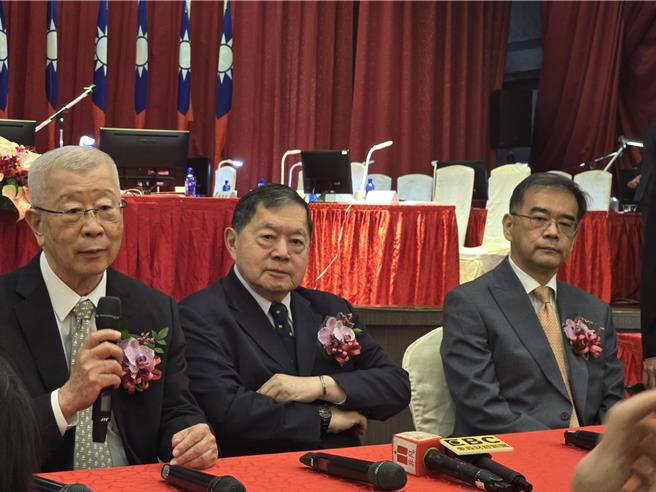 裕民董事長徐旭東（中）與總經理王書吉（左）。（黃琮淵攝）