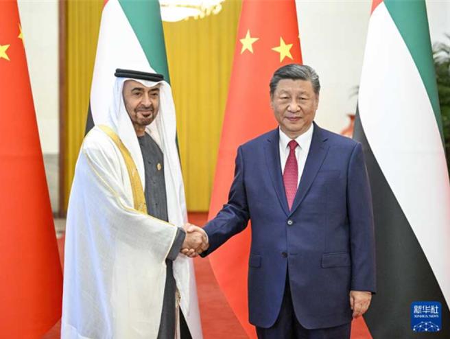 2024年5月30日下午，國家主席習近平在北京人民大會堂同來華國事訪問並出席中國—阿拉伯國家合作論壇第十屆部長級會議開幕式的阿聯酋總統穆罕默德舉行會談。（新華社）