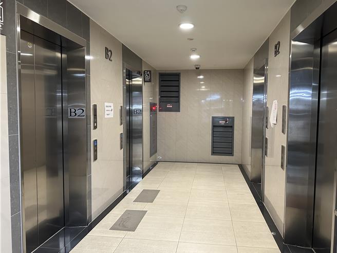 2日大雨，廣慈社宅D區4台電梯當機，影響522戶住戶包含長輩、輪椅族。（台北市議員陳怡君提供／劉彥宜台北傳真）