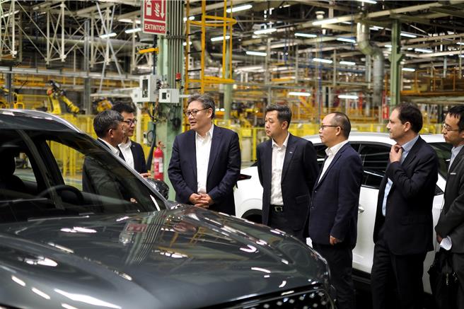 大陸商務部長王文濤2日在西班牙巴塞隆納調研奇瑞埃布羅（EBRO）合資工廠，表示望歐方摒棄保護主義，讓中歐回到對話合作的正確道路。（大陸商務部）