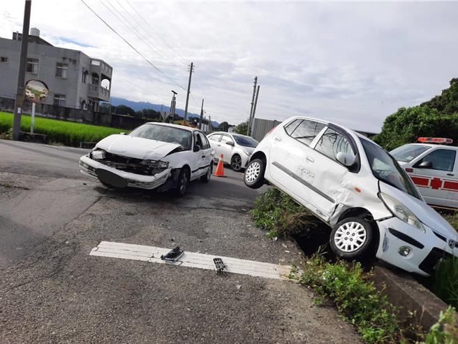 兩車相撞導致衝進田間。（民眾提供／李京昇苗栗傳真）