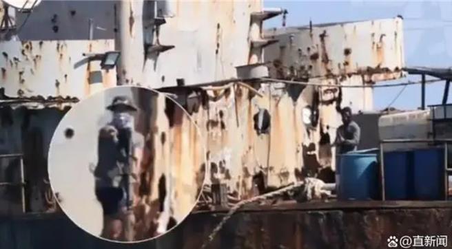 「CGTN记者团」微博帐号2日在社交媒体微博上发布消息称，至少2名菲方人员持枪指着中国海警方向。（直新闻）