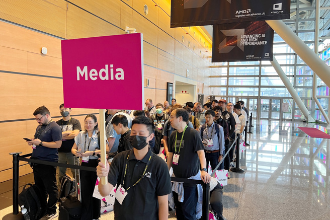 台北国际电脑展（Computex）3日首场演讲将由苏姿丰登场，9点入场前，现场已挤爆许多分析师、专业人士排队等待入场。（邓博仁摄）