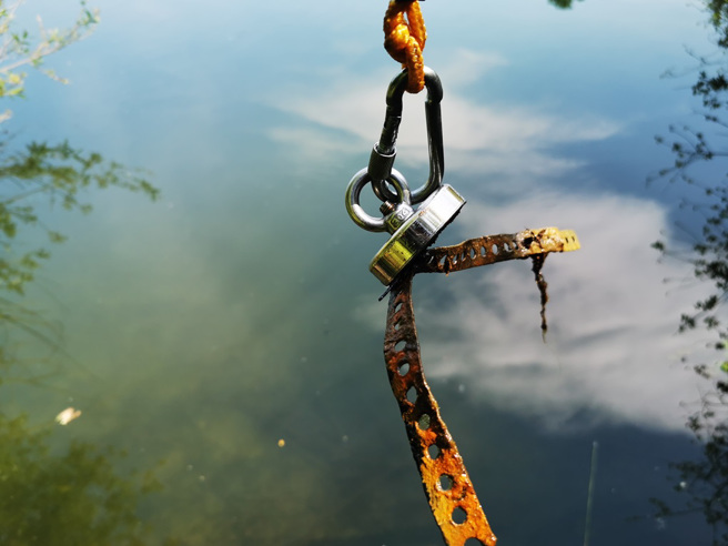 美国纽约一对情侣在公园湖中进行「磁铁垂钓」，竟钓起一个装有约10万美元（约新台币323万）的老旧保险箱。（示意图：Shutterstock／达志）