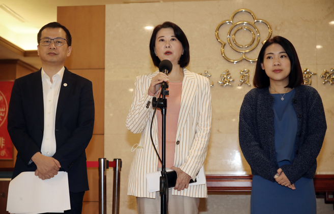 国民党立委罗智强（左起）、王鸿薇、徐巧芯3日召开「捍卫监察权 先废东厂院」联合声明发布记者会。（刘宗龙摄）