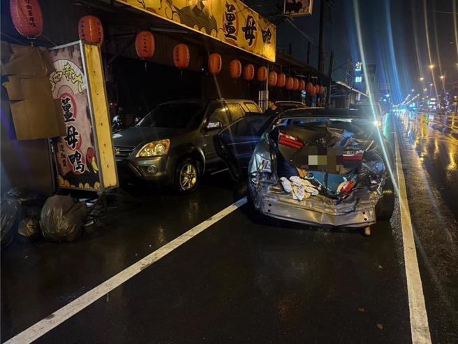 張男車輛因旋轉碰撞，車尾也受損。（警方提供／羅琦文屏東傳真）