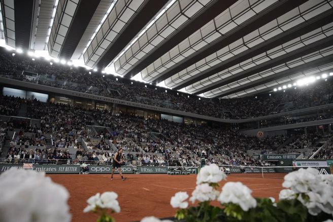 法网主赛场收起屋顶。（美联社资料照）