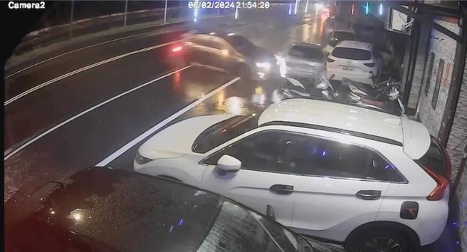 張男所駕汽車衝到對向車道後，一邊旋轉一邊連續碰撞停在路邊的車輛。（警方提供／羅琦文屏東傳真）