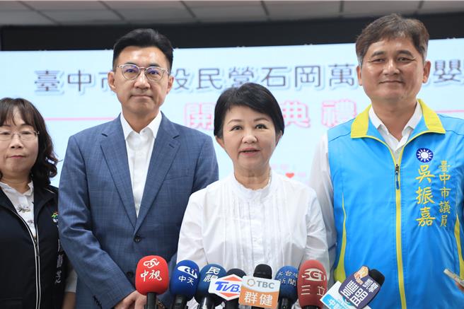 台中市长市长卢秀燕（中）3日出席石冈万安托婴中心开幕典礼时指出，她昨日特别抽空看黄仁勋的演讲，十分精彩、收穫良多。（张妍溱摄）