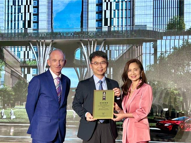 中工云宇宙AI园区上周五在曼谷获得2024英国国际地产大奖的「商办与厂办建筑类组」及「永续商业开发类组」两项五星首奖。（中工提供／王莫昀台北传真）