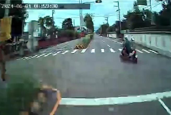 机车骑士1日骑机车行经台3线南投简易庭附近，突然从外侧车道「鬼切」左转遭撞飞。（民眾提供／杨静茹南投传真）