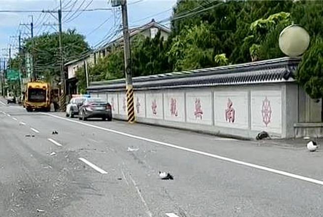 机车骑士的安全帽及机车零件的散落一地，可寄撞击力道猛烈，骑士送医不治。（民眾提供／杨静茹南投传真）