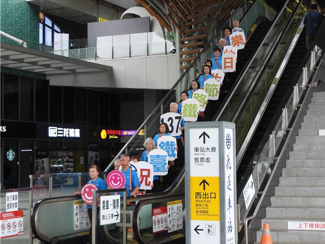 台鐵公司東區營運處歡慶台鐵成立137周年，今天在花蓮車站前廣場舉辦鐵路節慶祝活動。（羅亦晽攝）