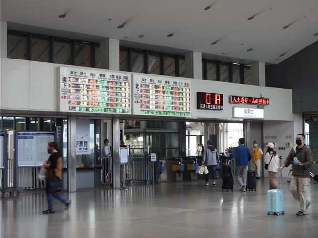 0403花蓮大地震重創花蓮觀光，連帶影響鐵路疏運旅次，花蓮車站4月上下車人次約22萬，較去年少了8萬人次，不過5月開始人潮已逐漸回溫。（羅亦晽攝）